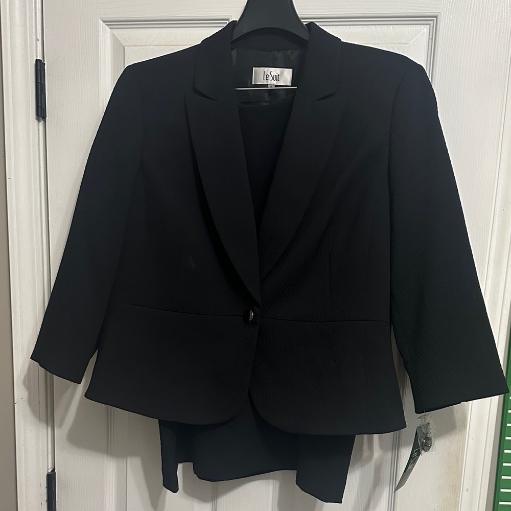 Le Suit Women's skirted business suit